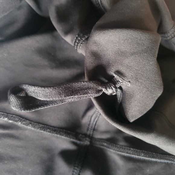 Lululemon Cropped Leggings with Pockets - Picture 5 of 10